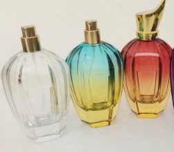Afrundede parfumeflasker i gradientfarver